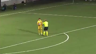 هرگز جلوی این داور وقت تلف نکنید!