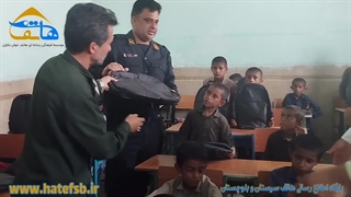 توزیع کمک های قرارگاه محرومیت زدایی سپاه پاسداران انقلاب اسلامی بین دانش آموزان زرآباد