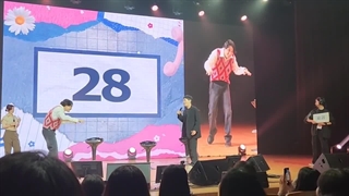 پانتومیم بازی کردن بازیگران روباه‌نه‌دم در فن میتینگ سئول کیم‌بوم *کپشن