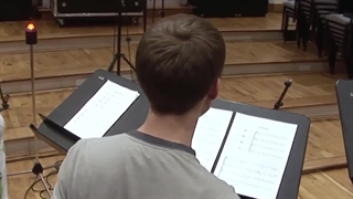 اجرای سرودی که روی تیغه کارد حک شده برای شکرگزاری استفاده می شده است