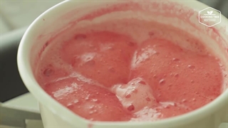 طرز تهیه کیک توت فرنگی