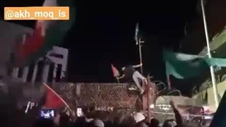 14020726: لبنان؛ اهتزاز پرچم‌ حماس در دیوار سفارت آمریکا
