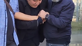 گریه‌های رضا درمیشیان در مراسم تشییع داریوش مهرجویی