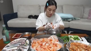 Real Mukbang:) Grilled King Prawn & Soju With Raw Gizzard Shad Fish ☆ Butter-grilled Shrimp
