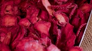 خرید توت فرنگی خشک از فروشگاه خشکبار علی گیاهی