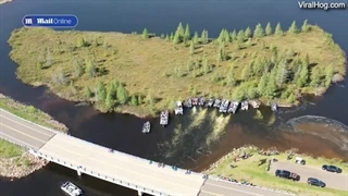 این جزیره شناور را هر سال هل می دهند و به نقطه ای مناسب هدایت می کنند