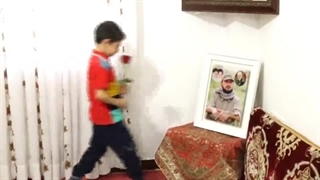 فرزند شهیدی که سر نماز به حاج قاسم گل هدیه داد - شهید مدافع حرم حسین بواس