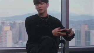 لرزیدن دستای جونگ کوک تو مصاحبه خیلی ویرال شده و ده ملیون بازدید خورده این ویدیو!!