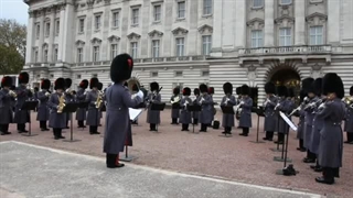 گروه ویژه سلطنتی شاه چالز سوم آهنگ D4 از "BLACKPINK" رو امروز صبح اجرا کردند !
