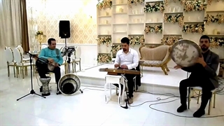 اجرای همنوازی موسیقی سنتی در تالار پذیرایی