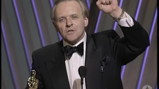 لحظه دریافت جایزه اسکار آنتونی هاپکینز برای نقش هانیبال لکتر در سکوت بره ها