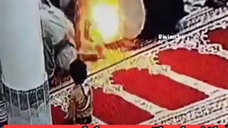 ببینید | آتش گرفتن گوشی در جیب نمازگزاری در یمن!