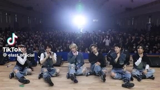 لایو خوندن وون هیوک(بچم صداش خیلی خوبه:)