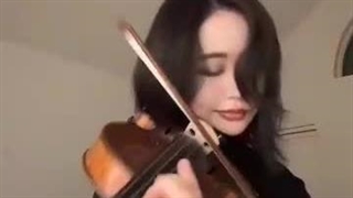 این اهنگ با ویولن >_<