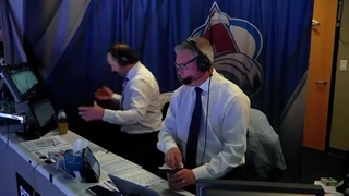 لحظه ای که گزارشگر به اشتباه از لیوان حاوی آب دهان همکارش می خورد