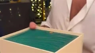 هدیه-فوق-لاکچری-رونالدو-به-یک-مهمان-در-تولد-مادرش