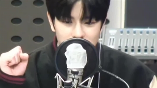 با هندزفری گوش بدید♡♡♡♡ آهنگ Winter Falls از STRAY KIDS