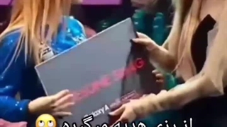 رزی به هیتر جنی هدیه داد.