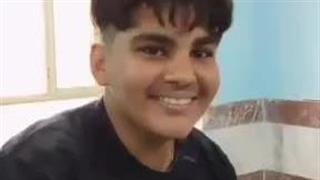 پسرم میره مدرسه تحصیل میکنه موفق میشه. پسرش توی مدرسه: