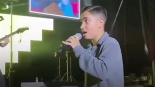 ویدئویی از اجرای برادر کوچک آرون افشار در کنسرت