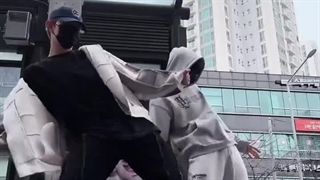 سه روز پیش هانبین بعد زبان خوندن با هائو میرن پیاده روی و این دنس رو برای ما اماده میکنن