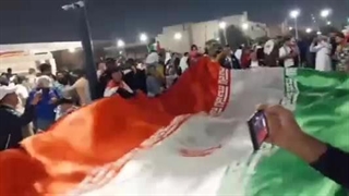تشویق تیم فوتبال ایران توسط علاقه مندانبه فوتبال در قطر و حمایت از مردم مظلوم غزه