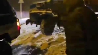 رهاسازی کامیون‌ها و خودروهای گرفتار شده در دهانه تونل محور اردبیل- آستارا توسط آفرود سواران اردبیلی