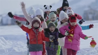 اجرای رقص سماور پدربزرگ و آواز روح اژدها و اسب در شب نشینی «جشن فانوس» رادیو و تلویزیون مرکزی چین