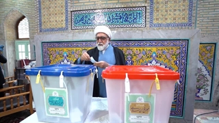 تولیت آستان قدس رضوی صبح امروز در حرم مطهر رضوی رای خود را به صندوق انداخت