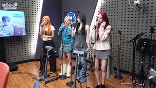 اجرای اهنگ Untouchable از گروه ایتزی